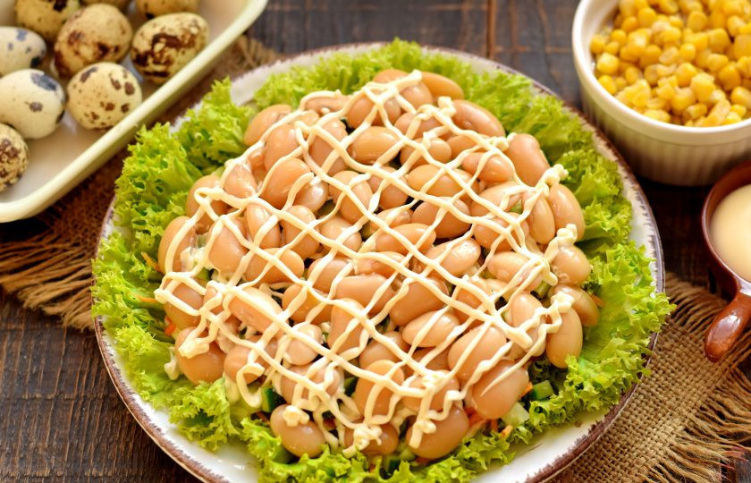 1. Этап. Салат Богатый маркиз: Консервированную фасоль выложите на сито, промойте от клейкого маринада, переложите на салат следующим слоем, нанесите майонез.