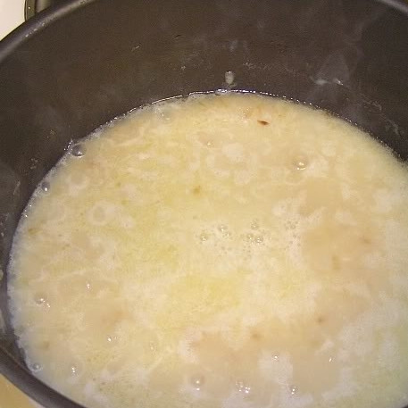 1. Этап. Говядина с черносливом: Когда лук станет мягким и будет вкусно пахнуть, добавляем к нему муку и примерно 1 литр воды. Перемешиваем и доводим луковый соус до кипения.