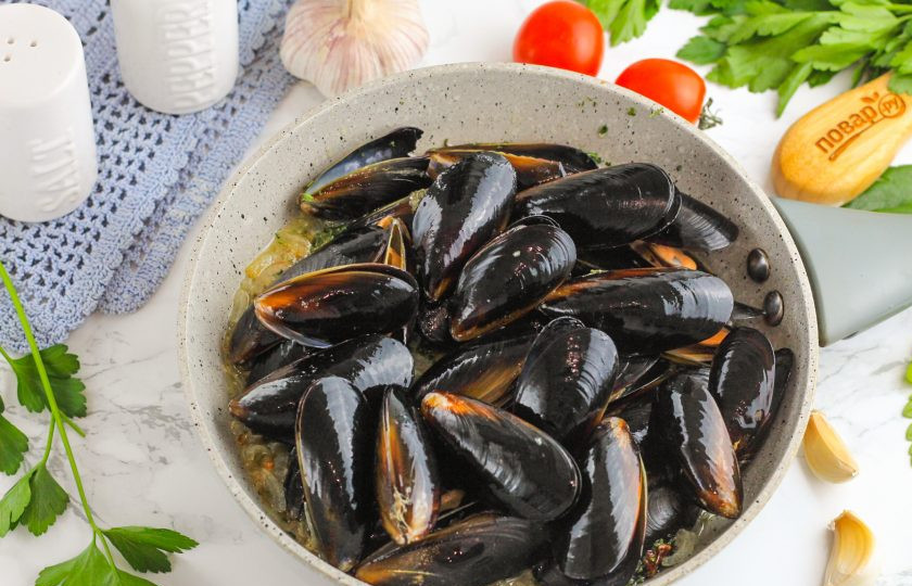1. Этап. Мидии Мариньер: Промойте мидии, удалите поврежденные раковины, если такие имеются. Выложите их на сковороду и убавьте нагрев до среднего.