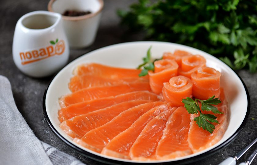 1. Этап. «Пьяный» лосось: Слейте соленую рапу, стряхните остатки соли, снова промокните кусок рыбы бумажным полотенцем. Срежьте кожу, филе нарежьте тонкими ломтиками и можно подавать к столу. Приятного аппетита!