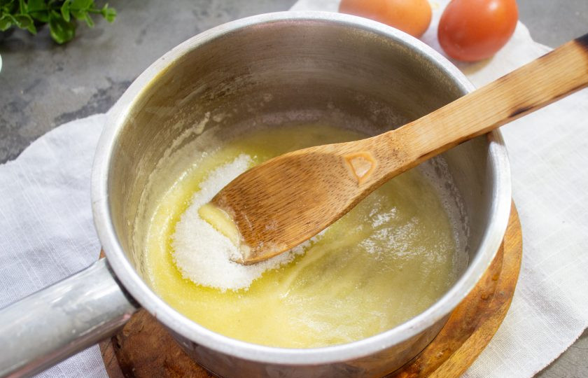 1. Этап. Суфле из яиц: Всыпьте сахар и помешивая прогрейте пару минут.