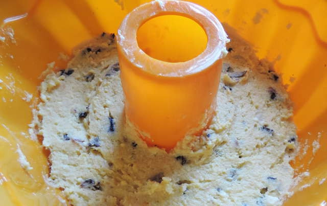 1. Этап. Шоколадно-творожный кекс: Разделяем массу на 2 части. В первую добавляем промытые и нарезанные сухофрукты + ваниль и разрыхлитель со стаканом муки. Перемешиваем и укладываем в силиконовую форму.