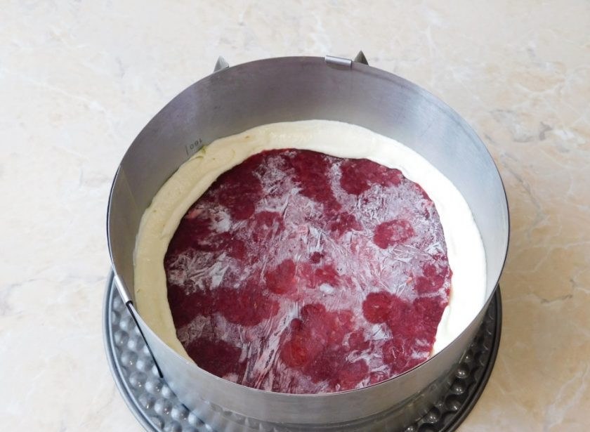 1. Этап. Торт для свекрови: Поставьте вокруг кольцо для торта и затяните до нужного диаметра. Заполните пространство между конфи и стенкой формы кремом. Это необходимо для того, чтобы конфи после разморозки не вытекало.