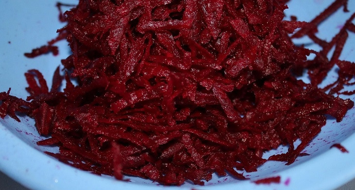 1. Этап. Борщ сибирский с мясом: 5. Вторую свеклу стоит натереть на крупной терке.