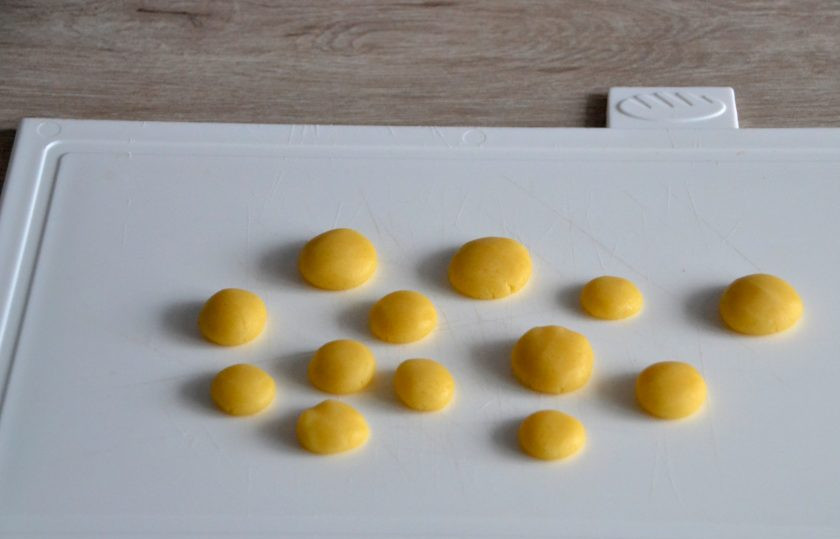 1. Этап. Корзиночки с белковым кремом по ГОСТу: Пока корзиночки замораживаются, из остатков теста можно сделать шляпки для грибочков и испечь их при температуре 180 градусов в течение 15 минут.