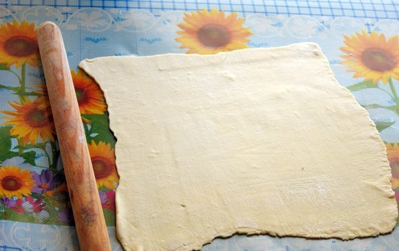 1. Этап. Торт из готового слоеного теста: 1. Тесто раскатайте на присыпанной мукой поверхности. В это время духовку разогрейте до 200 градусов.