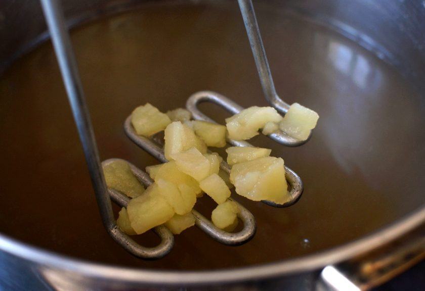 1. Этап. Суп с черемшой и зеленым горошком.: Бульон доведите до кипения и опустите картофель кубиками. Сварившийся картофель крупно потолките, бульон посолите.