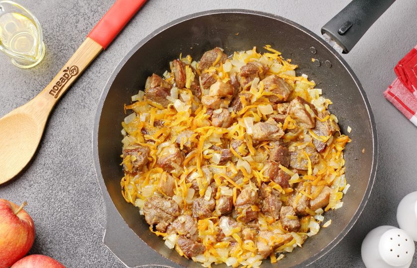 1. Этап. Мясо тушеное с капустой и яблоками: Обжарьте все вместе еще в течение 5-7 минут.