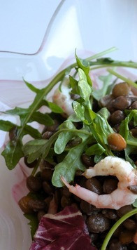 1. Этап. Салат из зелёной чечевицы: Перемешать креветки, чечевицу и зелень. Заправить салат оливковым маслом.