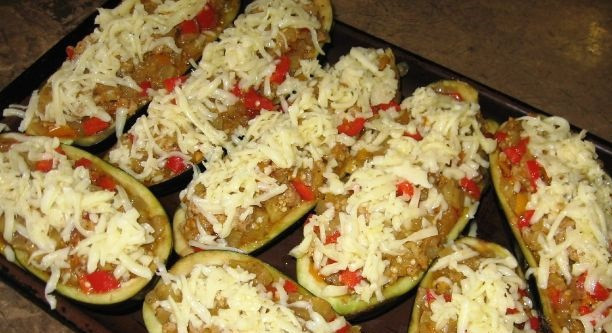 1. Этап. Овощные лодочки из баклажанов: Баклажанные лодочки наполняем начинкой, сверху посыпаем тертым сыром и перемещаем на противень. Запекаем в духовке 30 минут, температура 180 градусов.