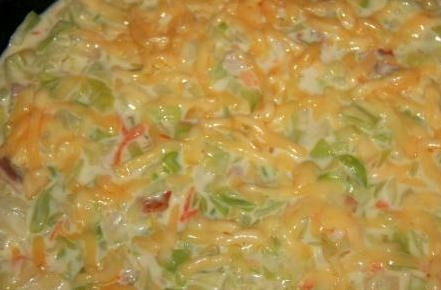 1. Этап. Быстрый пирог с капустой на кефире: Форму для запекания смажем маслом и обсыпем мукой. Выливаем тесто в форму, а сверху будущий пирог посыпаем тертым сыром.