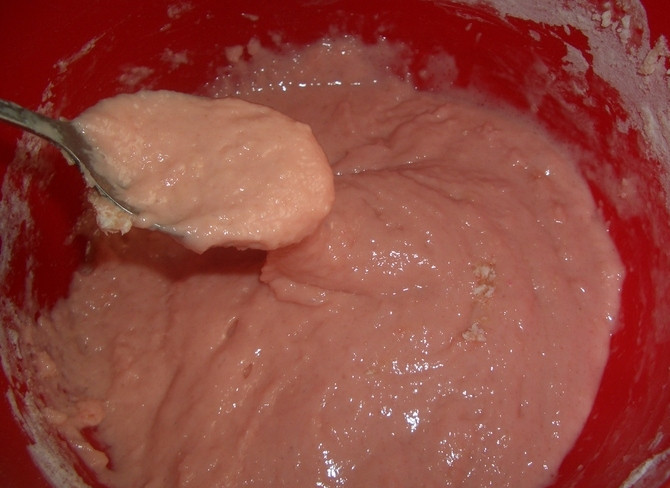 1. Этап. Пирог из киселя: Соду гасим уксусом или лимонным соком. Добавляем к остальным ингредиентам и размешиваем тесто. Вот такой примерно густоты оно должно получится. Чуть жиже, чем магазинная сметана:)