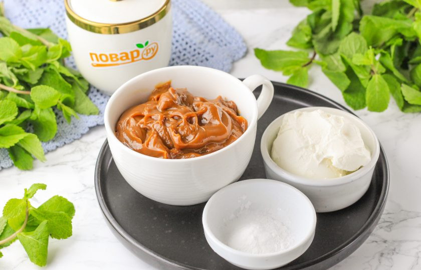 1. Этап. Крем из вареной сгущенки и сметаны: Подготовьте указанные ингредиенты. Вареную сгущенку можно приобрести в супермаркете или магазине либо отварить самим (1,5 часа нужно варить жестяную банку обычной сгущенки).