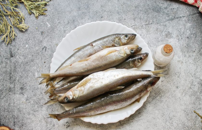 1. Этап. Соленая икра корюшки: Подготовьте все необходимые ингредиенты для приготовления соленой икры корюшки. Корюшку вымойте холодной водой и дайте воде полностью стечь или обсушите корюшку бумажными салфетками.