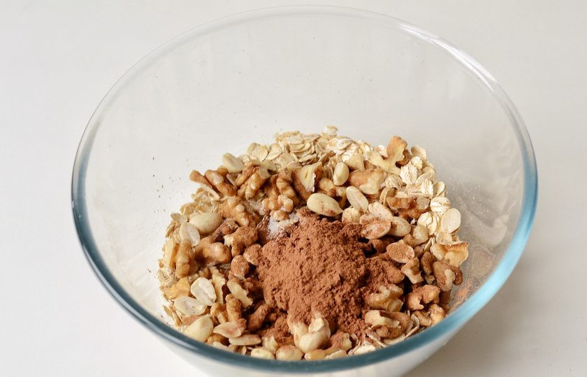 1. Этап. Гранола без сахара: Следом добавьте корицу, какао-порошок и щепотку морской соли.