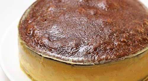 1. Этап. Торт Сникерс с безе: 18. Накройте вторым коржом. Остатками крема тщательно замажьте бока торта.