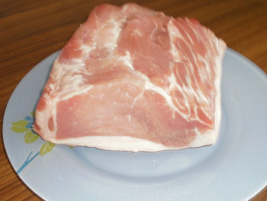 1. Этап. Отбивные в яйце и муке: 1. Мясо первым делом необходимо вымыть, обсушить и нарезать средними кусочками. Аккуратно отбить, посолить и поперчить по вкусу.