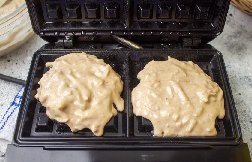 1. Этап. Яблочные вафли ПП: Разогрейте электровафельницу, слегка сбрызните (или смажьте) панели вафельницы растительным маслом, выложите тесто и готовьте вафли до готовности. У меня каждая партия запекалась по 2 минуты. Вы же ориентируйтесь на свою технику.