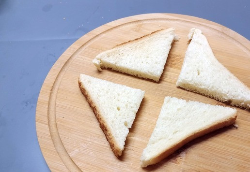 1. Этап. Мини-бутерброды Ассорти: Ломтик хлеба разрезать.