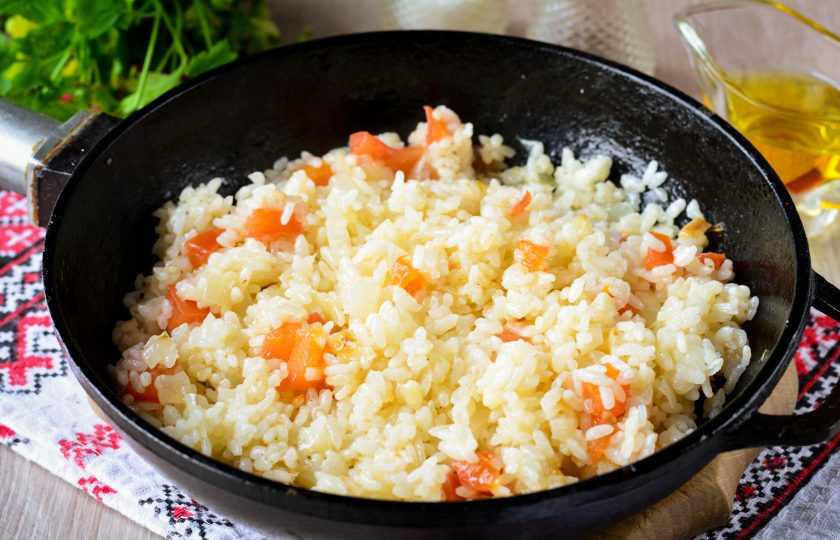 1. Этап. Рассыпчатый рис в сковороде: В конце перемешайте блюдо и рис получится рассыпчатым.