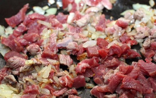 1. Этап. Тарелочки тако с говядиной: Говядину нарезаем мелкими кубиками (стороной примерно 1 см) и добавляем к луку.