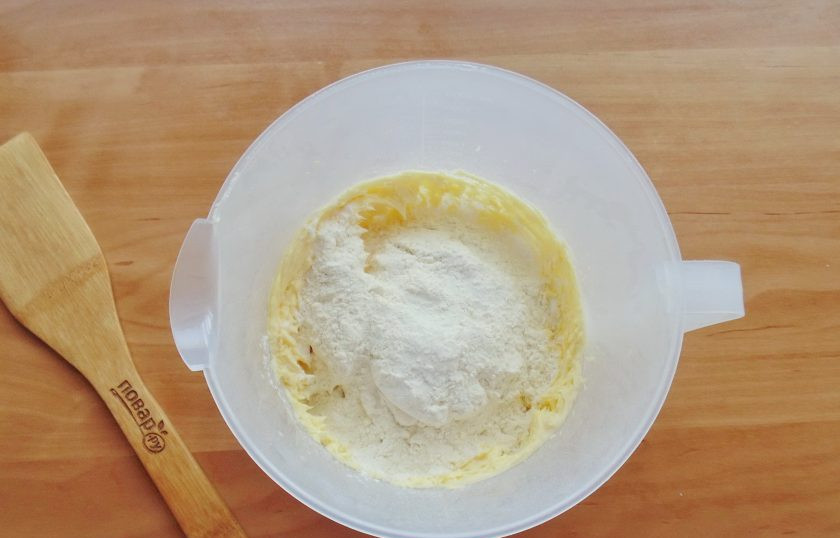 1. Этап. Краковское печенье: Добавьте просеянную муку с разрыхлителем.