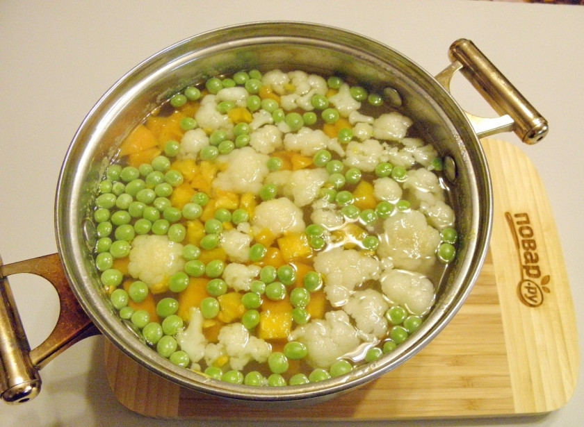 1. Этап. Овощной суп классический: Спустя 15 минут добавьте в суп цветную капусту, горошек и помидор. Проварите еще 10 минут.