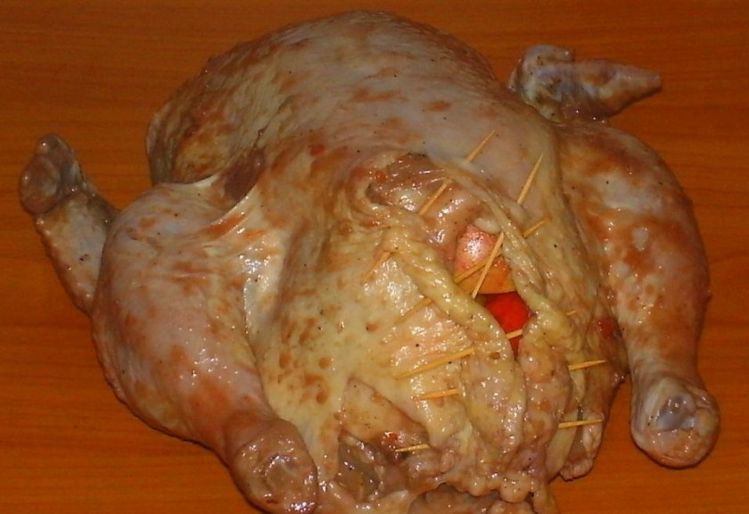 1. Этап. Вкусная курочка: 7. Достаю курицу из холодильника и из маринада, внутрь вкладываю яблоки и закрываю зубочистками.