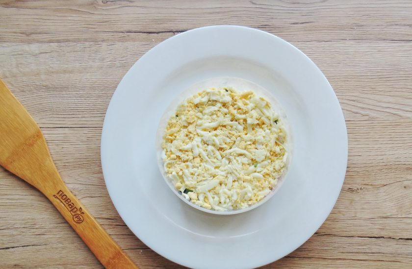 1. Этап. Салат Луиза: Яйца отварите, остудите и очистите. Натрите на терке и выложите следующим слоем. Посолите, поперчите и смажьте майонезом.