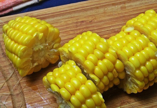 1. Этап. Томатный соус с пастой и креветкам: Разрезать для удобства сварившийся початок.