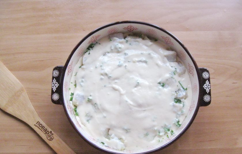 1. Этап. Пирог с судаком: Залейте второй частью теста.