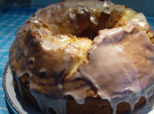 1. Этап. Сливочный кекс Водка с лимоном: Разогрейте духовку до двухсот градусов и запекайте кекс двадцать минут. Пока он печется, приготовьте глазурь, смешав водку, лимонад и сахарную пудру. Затем готовый и остывший кекс смажьте глазурью и дождитесь, пока она застынет.