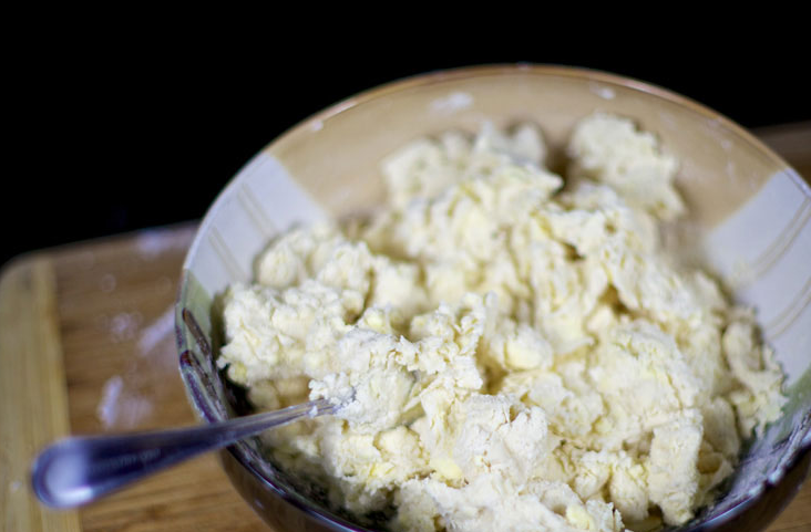 1. Этап. Тесто для пирогов на кефире без дрожжей: 2. Добавим сахар и соль, перетираем еще раз. Вливаем затем кефир и опять перемешаем.