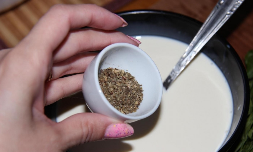 1. Этап. Красная рыба под сливочным соусом: 5. Добавляю в миску сушеный базилик, черный молотый перец, всё перемешиваю.