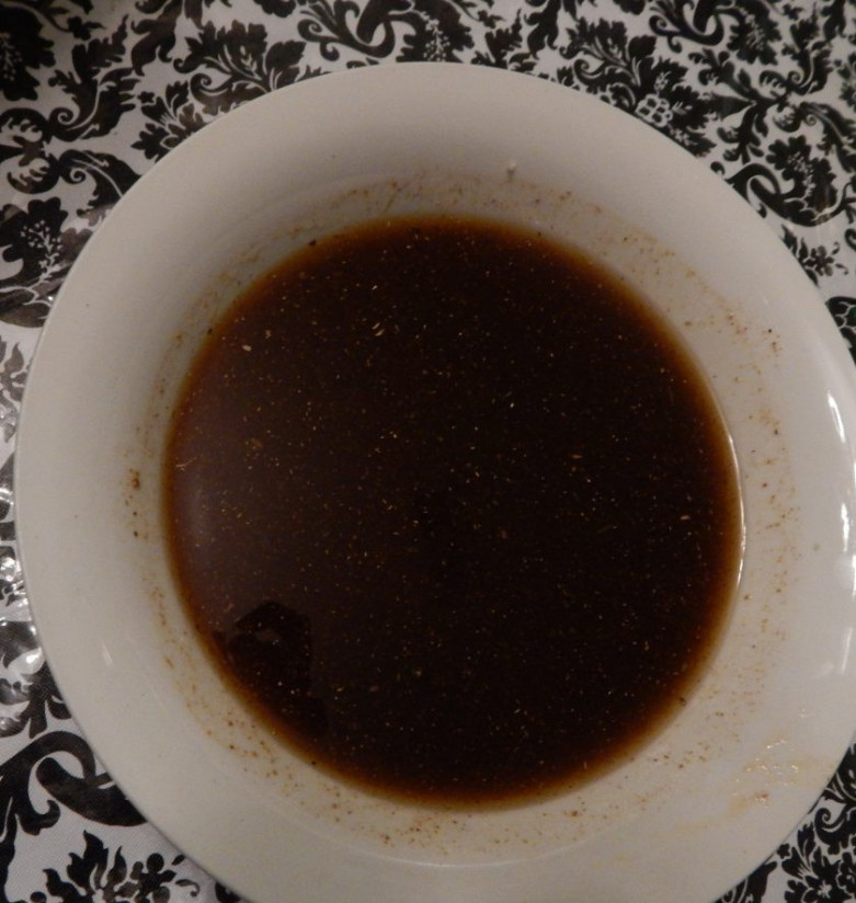 1. Этап. Корейская морковь: 3. В мисочку налейте оливковое масло, уксус, соль, набор специй, сахар, молотый черный перец, измельченные зубчики чеснока.