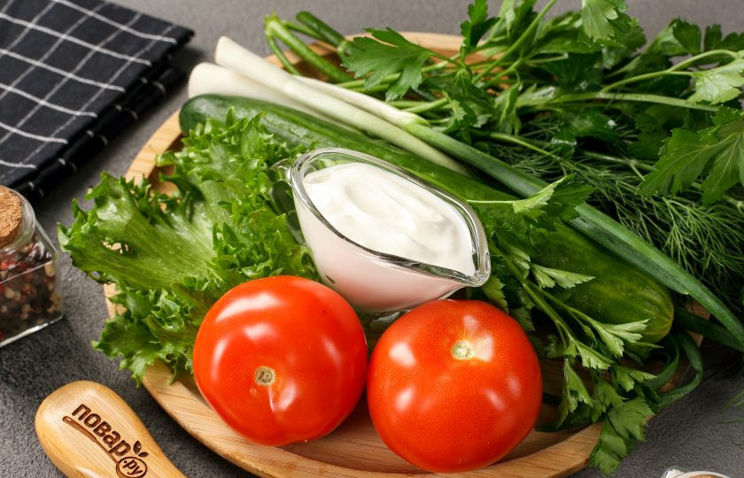 1. Этап. Салат из помидоров и огурцов со сметаной: Подготовьте все ингредиенты. Зелень можете взять любую по вкусу. У меня укроп, петрушка, лук и листья салата.