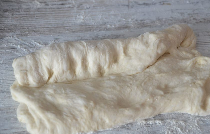 1. Этап. Пшеничный багет: Сформуйте багет, сворачивая постепенно, прищипывая каждый новый оборот.