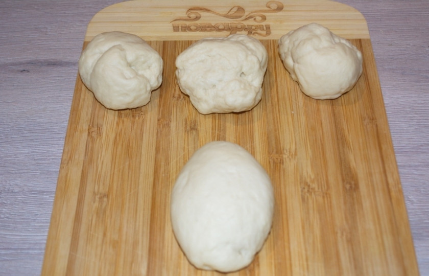 1. Этап. Пирожки с капустой духовые: Соедините края теста и сформируйте пирожок.