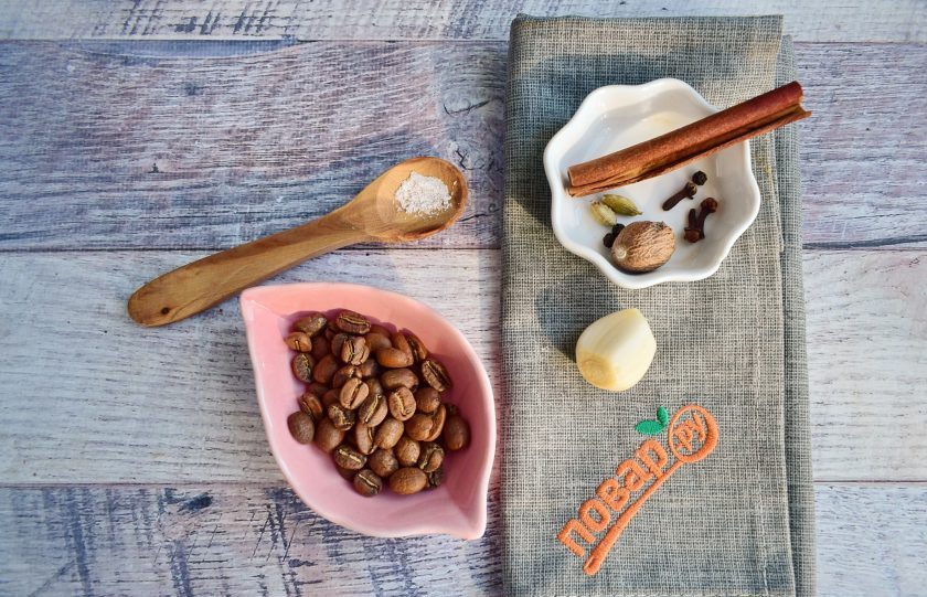 1. Этап. Кофе по-восточному: Нам понадобятся следующие ингредиенты. Специи, чеснок и соль советую добавлять по вкусу и желанию. Кофе в зернах нужно перемолоть в кофемолке в мелкий помол.