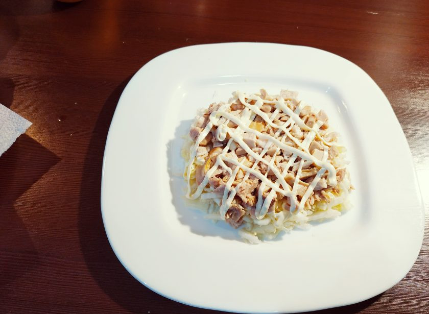 1. Этап. Салат с куриным филе Рандеву: Следующий слой - куриное филе, его так же смажьте майонезом.