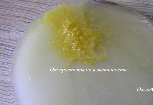 1. Этап. Лимонное печенье с миндалем: Смешайте сок и цедру лимона с растительным маслом и сахаром по вкусу.