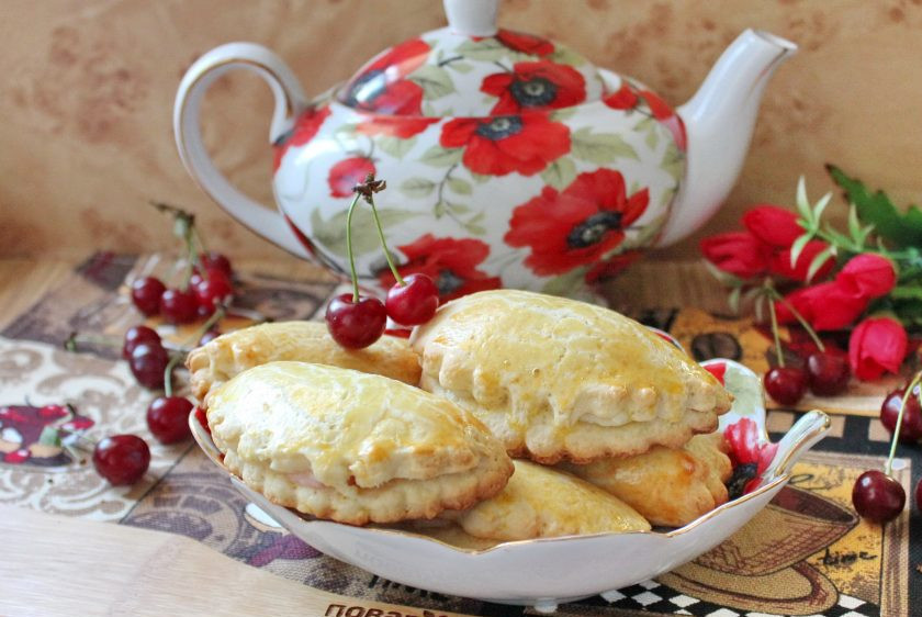 1. Этап. Сочники с вишней: Сочники с вишней готовы. Можно подавать к чаю, молоку, кофе.