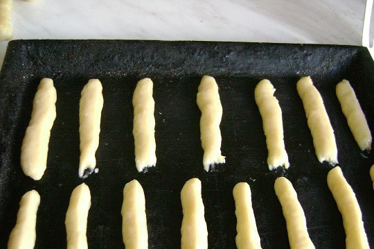 1. Этап. Поленница из заварного теста: 5. И отсадите небольшие полосочки на противень. Отправьте в разогретую до 200 градусов духовку.