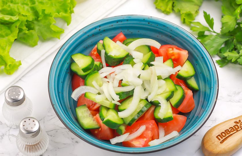 1. Этап. Салат с помидорами, огурцами и шпинатом: Очищенную и промытую половинку репчатого лука также нарежьте полукольцами и добавьте к остальным овощам.