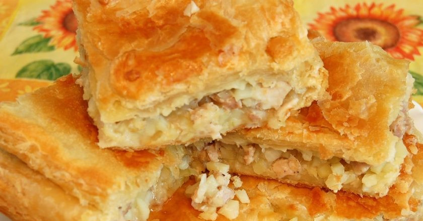 1. Этап. Курник из слоёного теста: 4. Достаньте пирог из духовки и оставьте на 20-30 минут, затем разрежьте кусочками и подавайте.