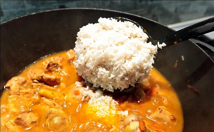 1. Этап. Ферганский плов: 12. Попробовать и при необходимости посолить или добавить специй. Тушить около 1 часа под плотно закрытой крышкой. Затем вынуть чеснок и перец на отдельную тарелку (но не выбрасывать). Отправить в казан заранее промытый и замоченный в холодной воде рис.