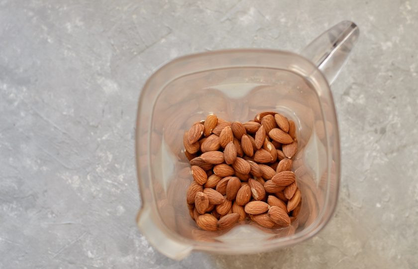 1. Этап. Миндальное масло: Переложите миндаль в чашу блендера и начните измельчать.