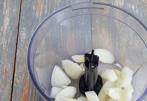 1. Этап. Кутабы с творогом и тунцом: Репчатый лук почистить, помыть, поместить в блендер, измельчить.
