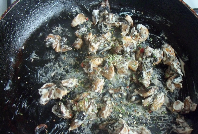 1. Этап. Шампиньоны жареные со сметаной: Добавляем сметану и муку, перемешиваем и готовим еще 5-6 минут.