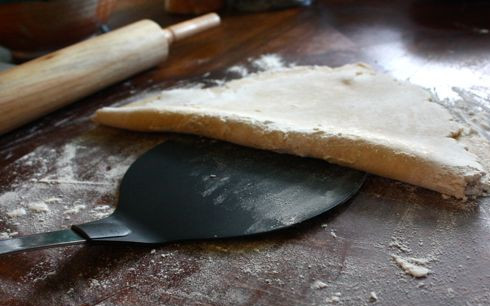 1. Этап. Пирог с лисичками и сыром: 3. Пока начинка остывает немного, тесто можно раскатать на присыпанной мукой поверхности.